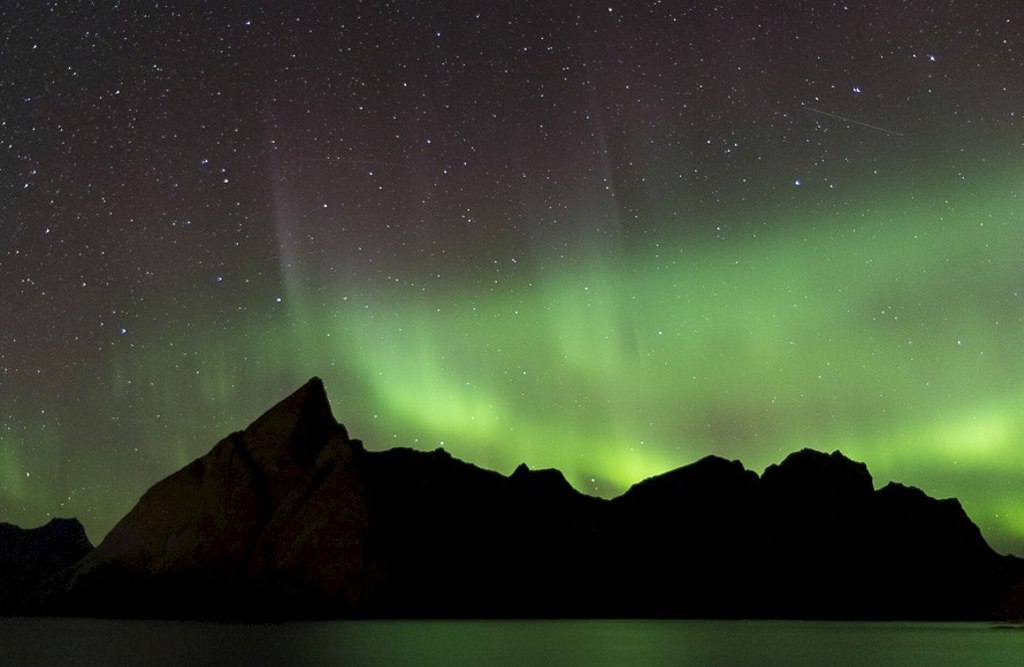 Noorderlicht boven de bergen van de Lofoten in Noorwegen tijdens een groepsrondreis.