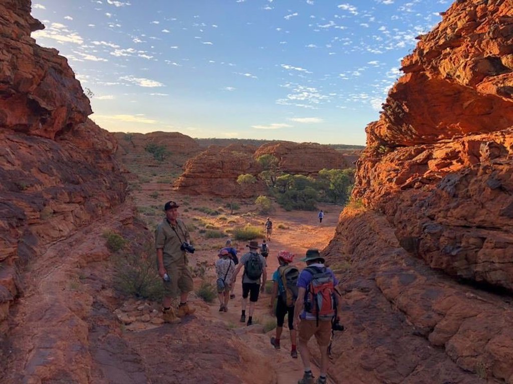 Groepsrondreis Australië: uitzicht op een rode rotsformatie bij zonsondergang.