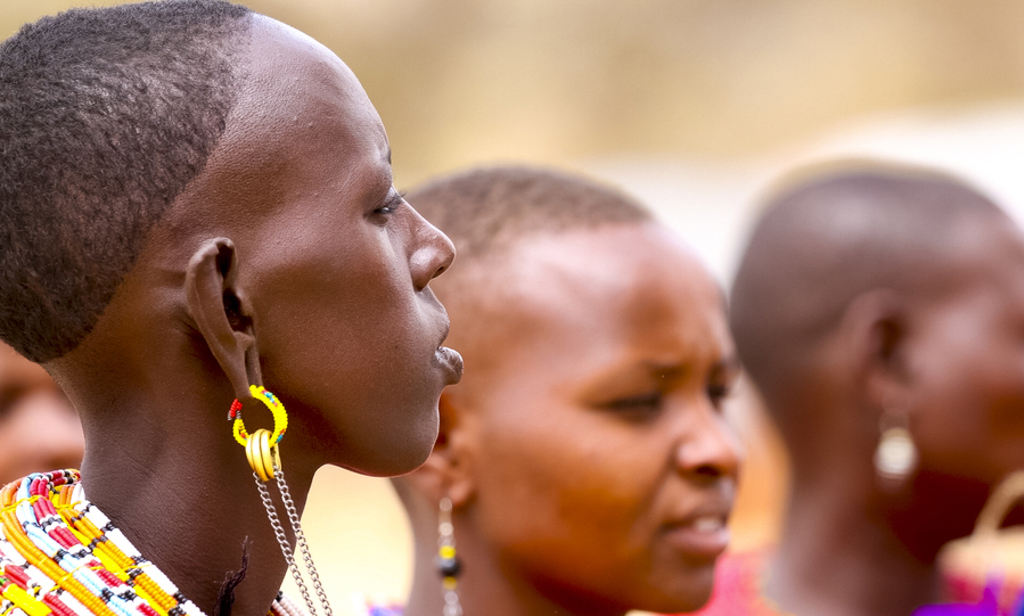 Portret van Maasai-vrouwen met kleurrijke kralensieraden tijdens familiereis Kenia en Tanzania.