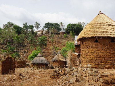 Traditionele lemen ronde hutten met rieten daken in een heuvelachtig dorp in Ghana, Togo of Benin.