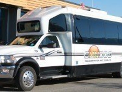 Touringcar voor bus-hotelreis door Canada op de weg.