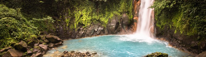 Waterval en turquoise rivier in Tenorio Volcano National Park, Costa Rica.
