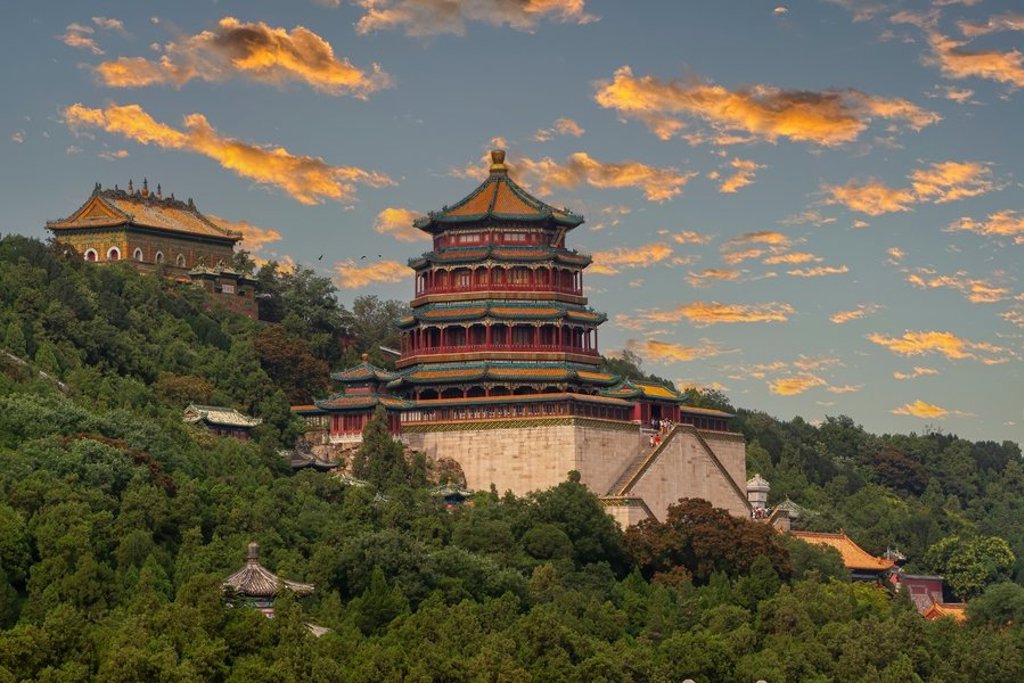 Traditionele Chinese pagode in de mist tijdens een groepsrondreis door China.