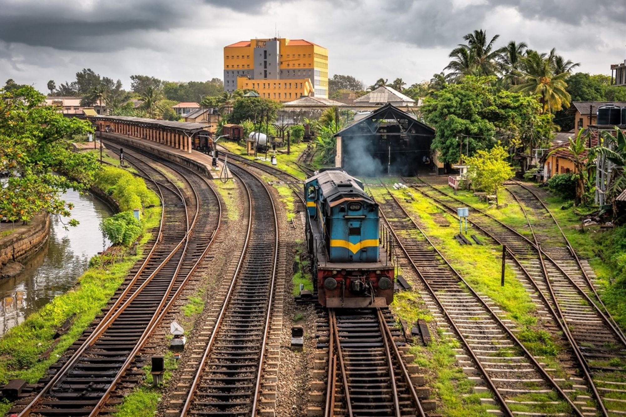 Trein op de spoorlijnen bij het station van Colombo, Sri Lanka.