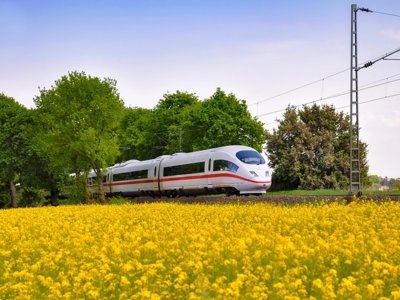 Oriënt Express onderweg naar Istanbul, langs een groen berglandschap met bossen en nevel.