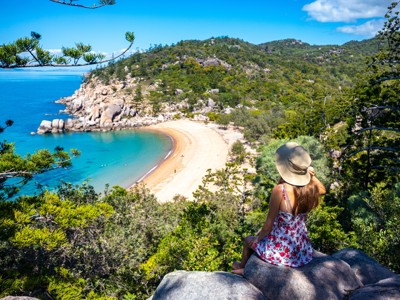 Uitzicht op een baai met zandstrand en turquoise zee langs de Route Australië.
