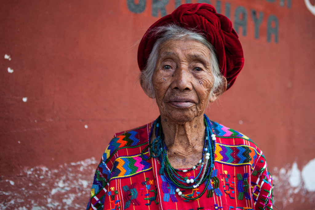 Portret van vrouw in kleurrijke traditionele kleding in Guatemala tijdens de groepsrondreis Trans-Midden-Amerika.
