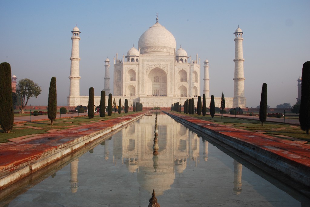 Taj Mahal in Agra met reflectie in de vijver, hoogtepunten van de groepsrondreis Noord-India Compleet.