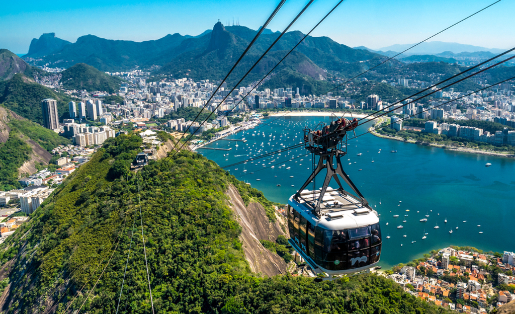 Kabelbaan naar de Suikerbroodberg met uitzicht op Rio de Janeiro en de baai van Guanabara, Brazilië.