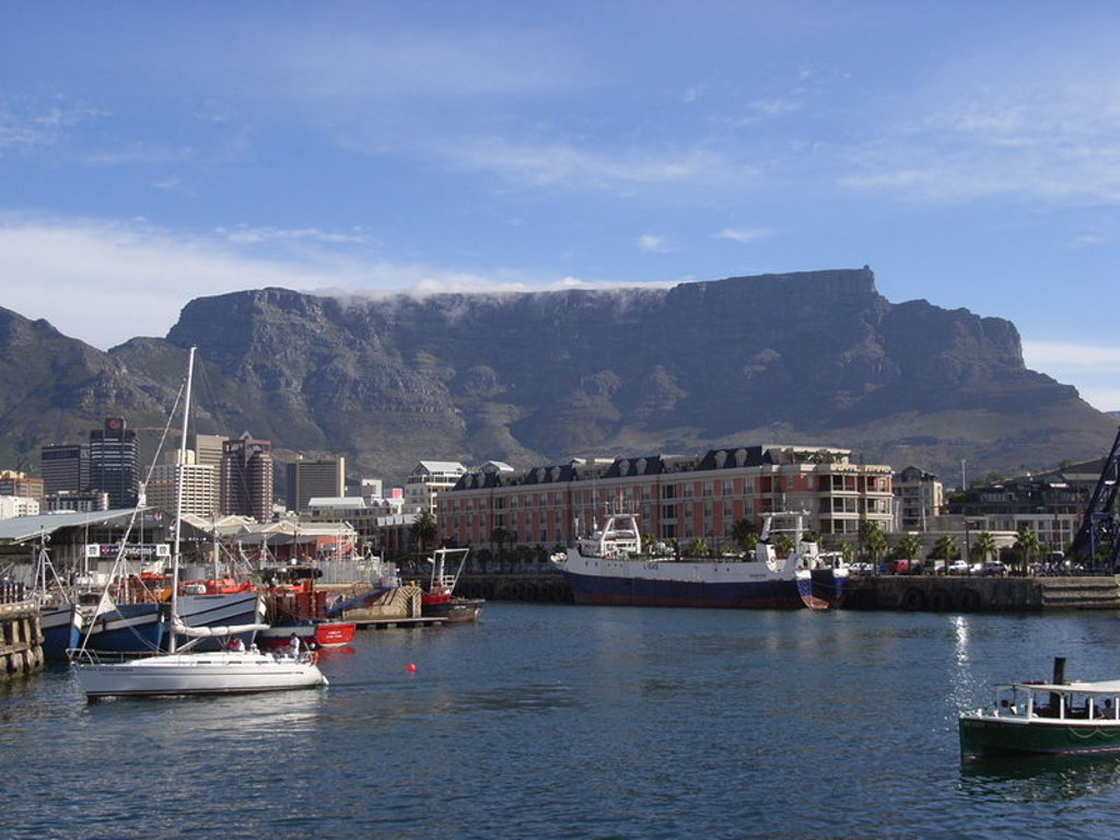Tafelberg bij Kaapstad met de V&A Waterfront en boten in de haven, Zuid-Afrika.