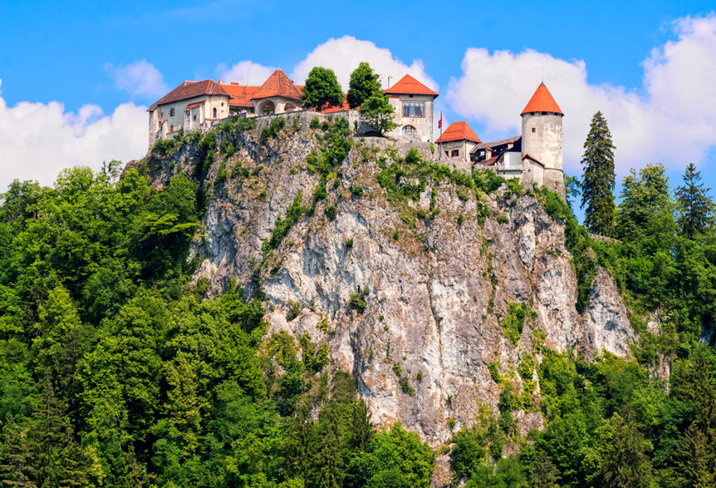 Burcht van Bled op een rots boven het Meer van Bled in Slovenië, tijdens een groepsrondreis.