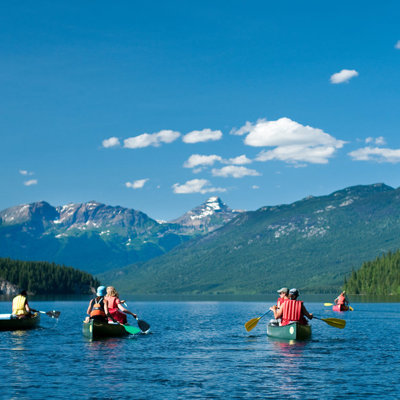 Kanotocht op een bergmeer in Canada West tijdens een groepsrondreis met kampeer- en hotelovernachtingen.