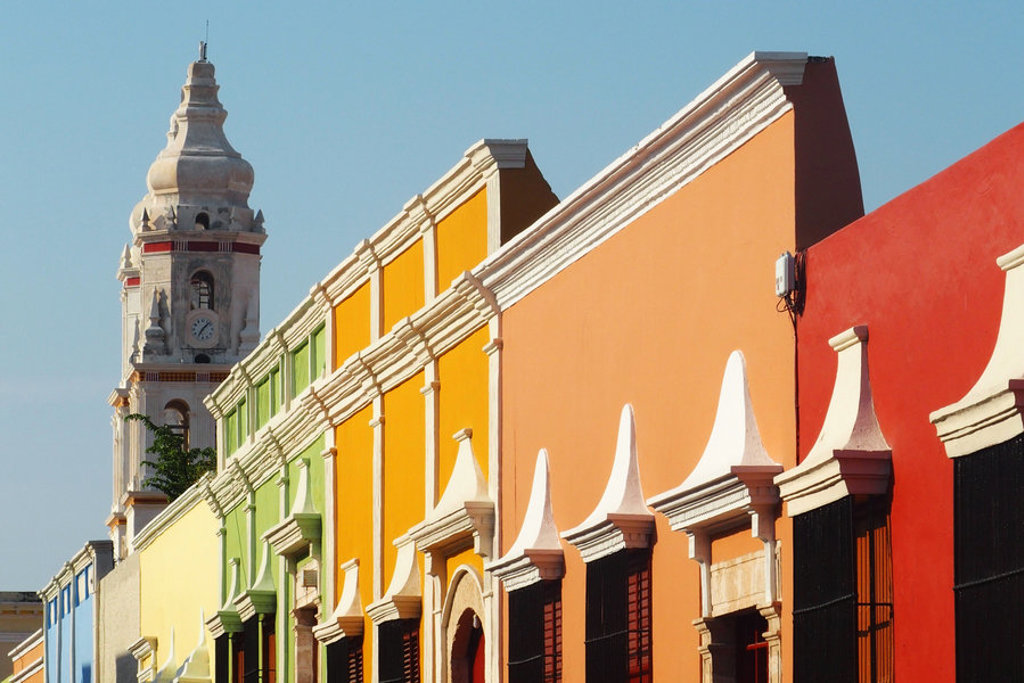 Kleurrijke gevels en kerktoren in een koloniale stad in Mexico tijdens een familiereis.