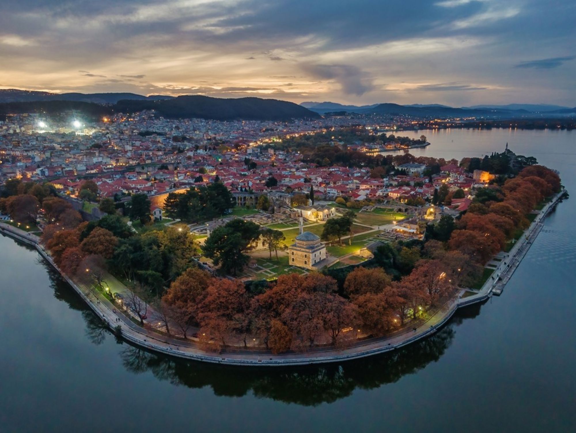 Ioannina aan het Pamvotismeer bij zonsondergang, Griekenland.