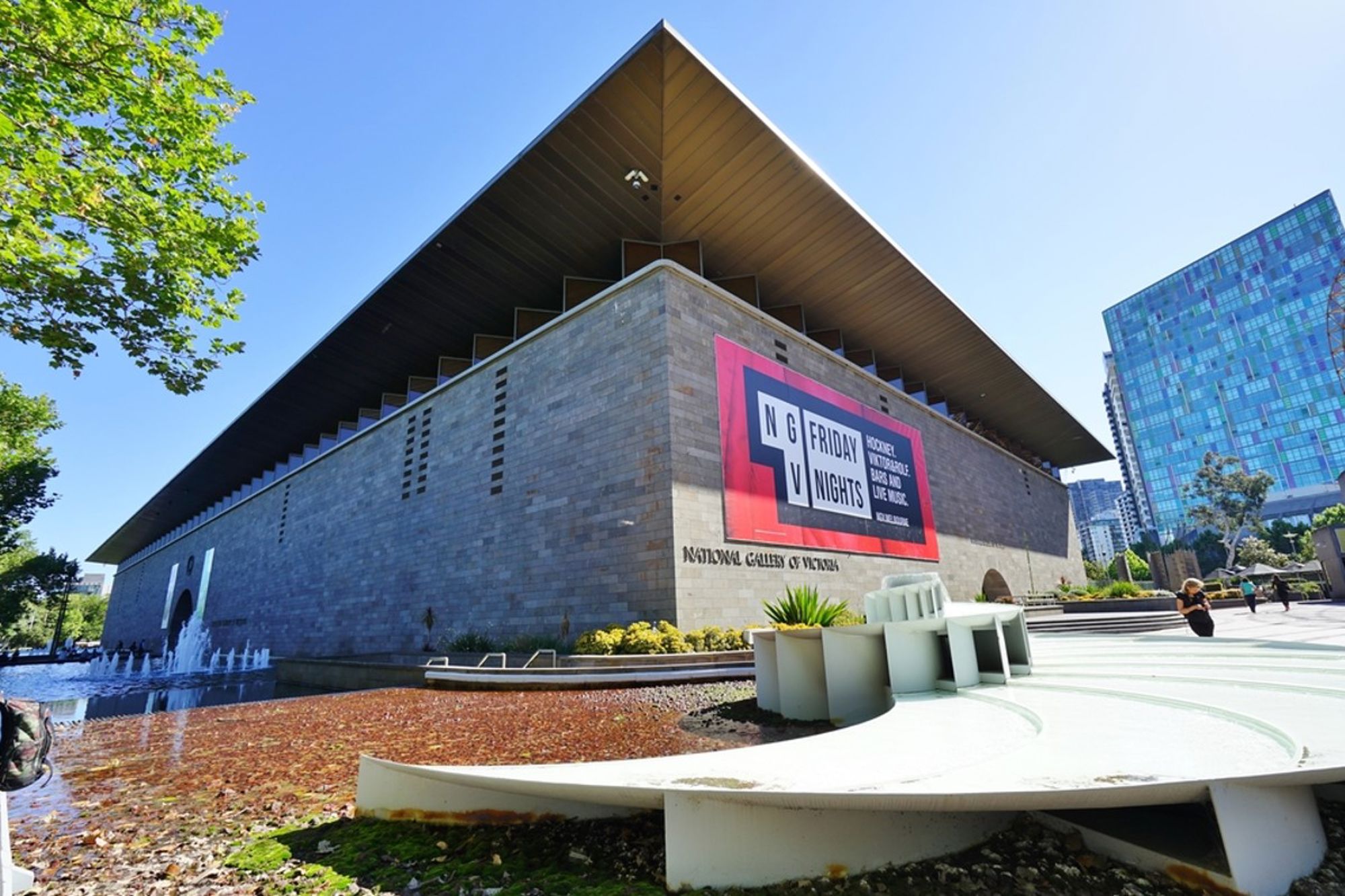 National Gallery of Victoria in Melbourne met modern gebouw en fontein op het plein.