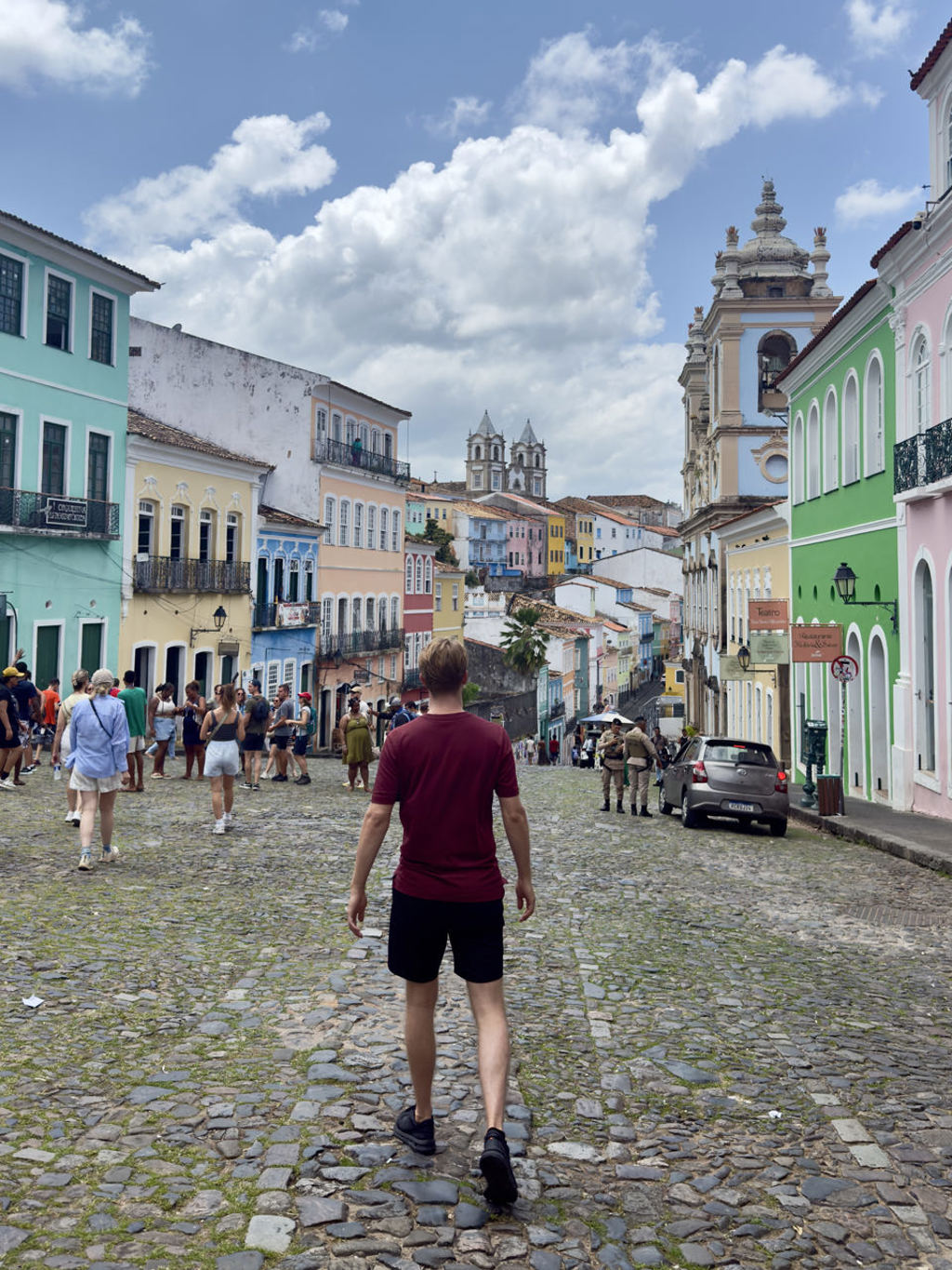 Reiziger wandelt door kleurrijke koloniale straat in Salvador de Bahia tijdens 22-35ers reis Brazilië.