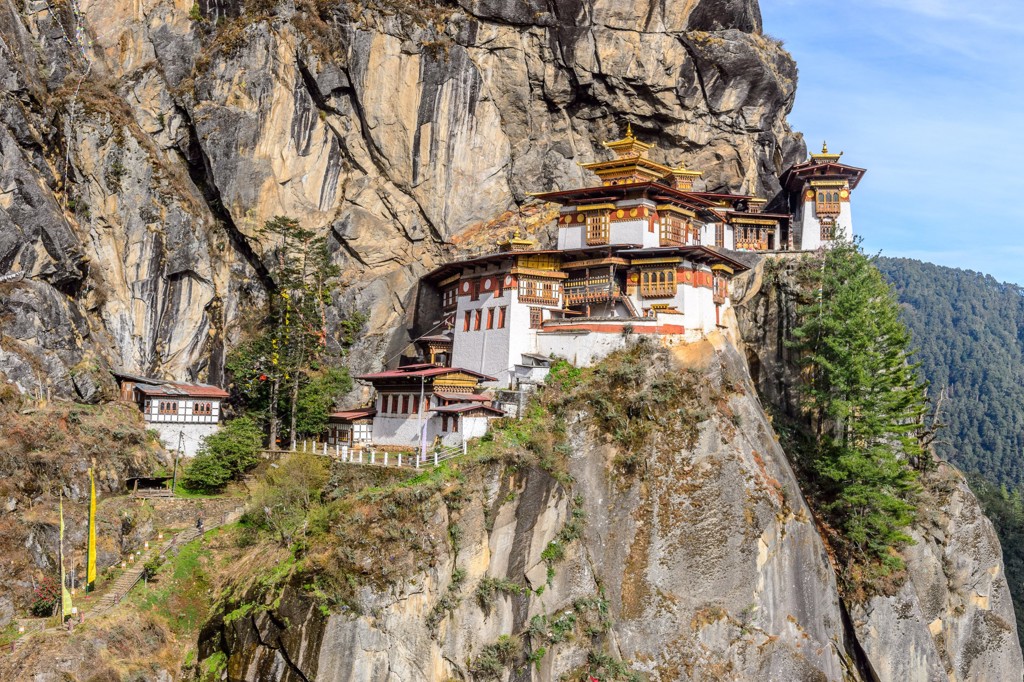 Tigernestklooster (Paro Taktsang) tegen een steile rotswand in Bhutan, tijdens groepsrondreis Sikkim en Bhutan.