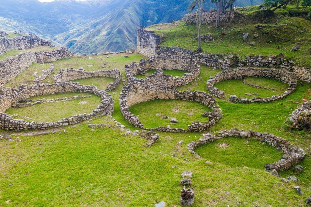 Groepsrondreis Noord-Peru: berglandschap met groene valleien en rotsformaties.