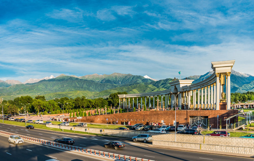 Panoramisch uitzicht op Almaty met de Zenkovkathedraal en de Tian Shan-bergen tijdens de groepsrondreis Zijderoute.