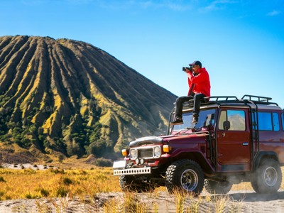 Fotograaf op een jeep bij de Bromo-vulkaan op Java tijdens de route Java en Bali.