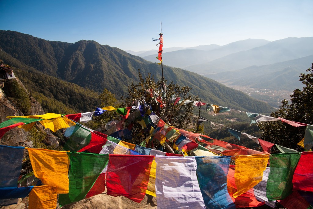 Gekleurde gebedsvlaggen met uitzicht op de Himalaya in Bhutan tijdens groepsrondreis Sikkim en Bhutan.