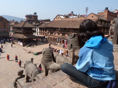 Uitzicht over Durbar Square in Bhaktapur, Nepal, met tempels en stenen leeuwen.