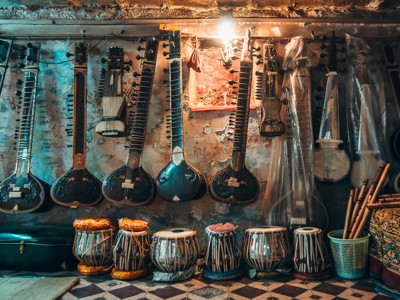 Sitar- en tabla-instrumenten in een muziekwinkel tijdens de Route Noord-India.