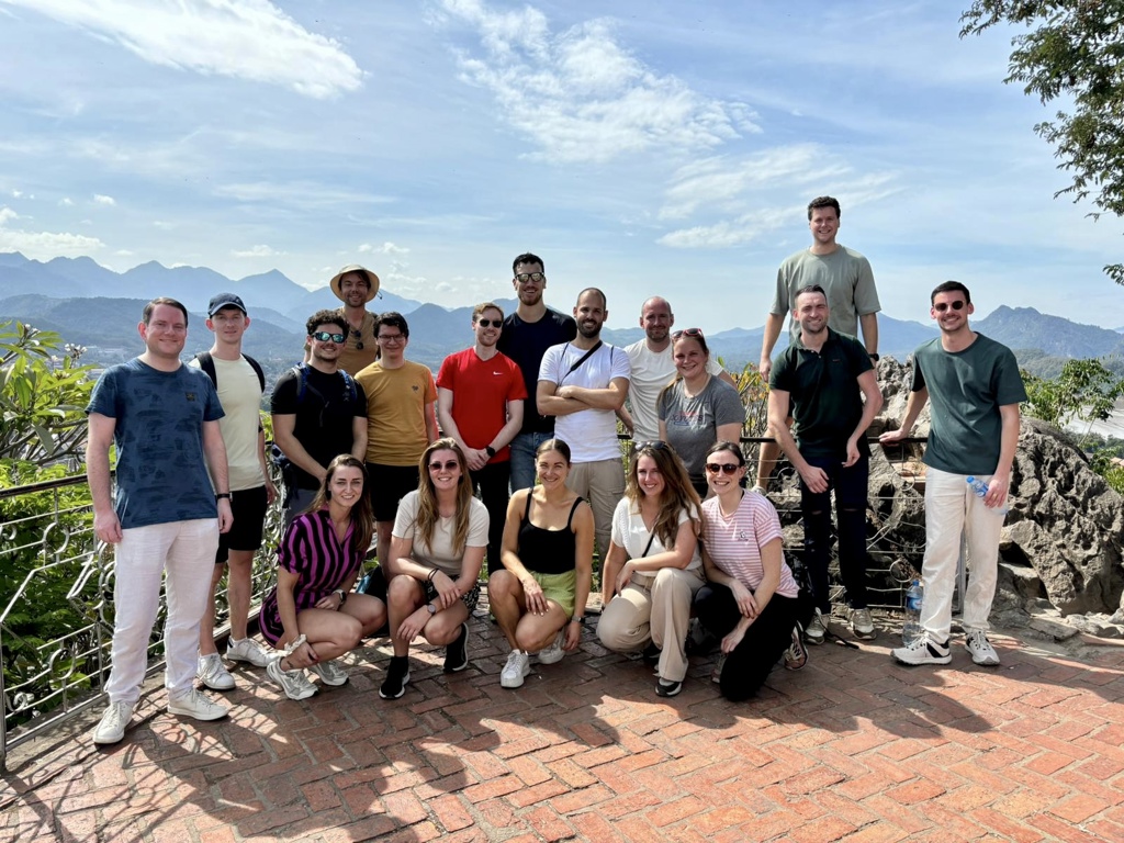 Groepsfoto van 22-35ers tijdens reis Thailand, Laos & Cambodja met uitzicht op bergen en vallei.