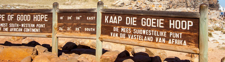 Houten bord bij Kaap de Goede Hoop met de tekst Cape of Good Hope en Kaap die Goeie Hoop.