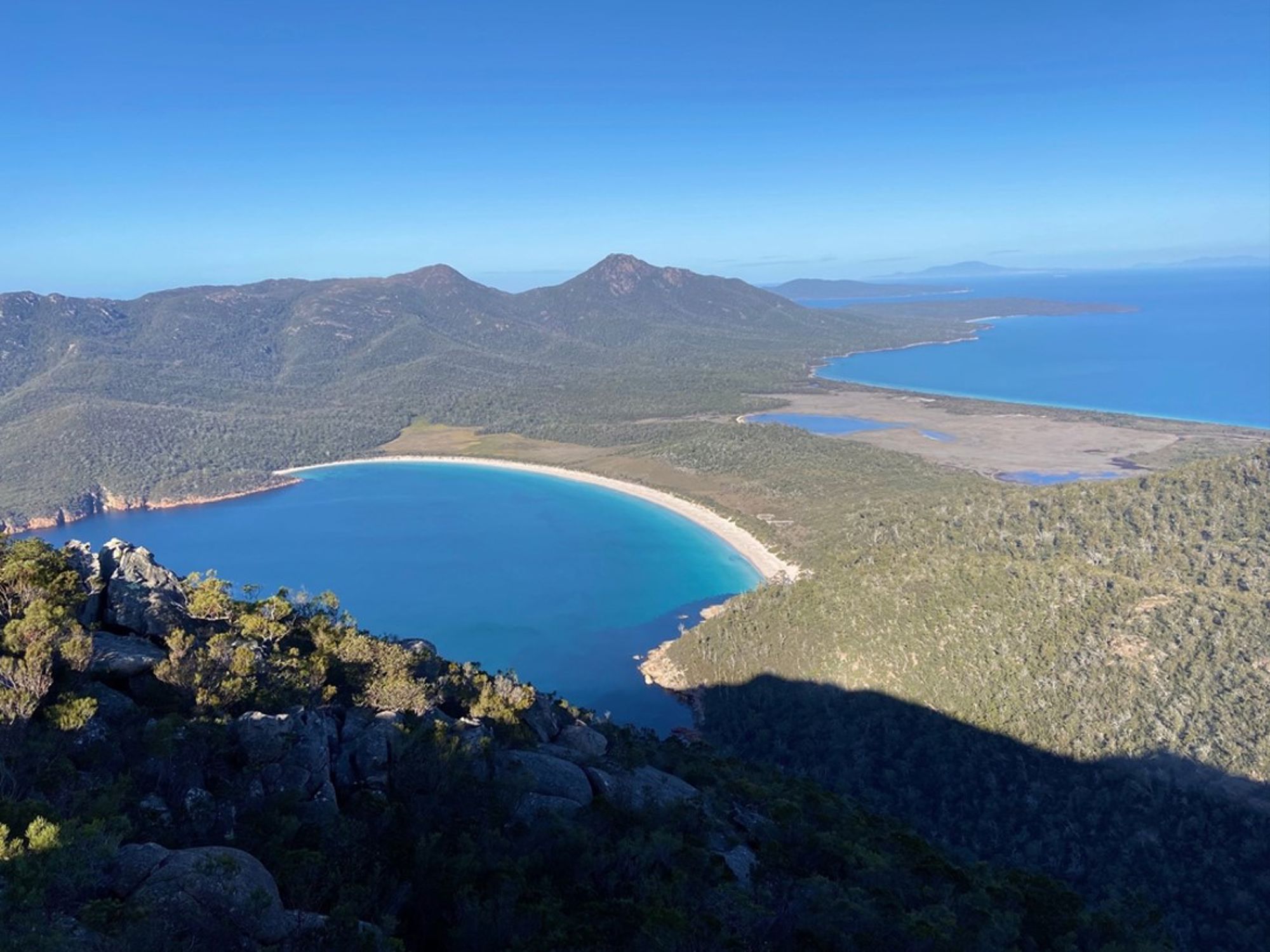 Panoramisch uitzicht op Wineglass Bay in Freycinet National Park, Tasmanië, Australië.