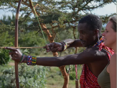 Man demonstreert boogschieten tijdens de route Kenia, Tanzania en Zanzibar.