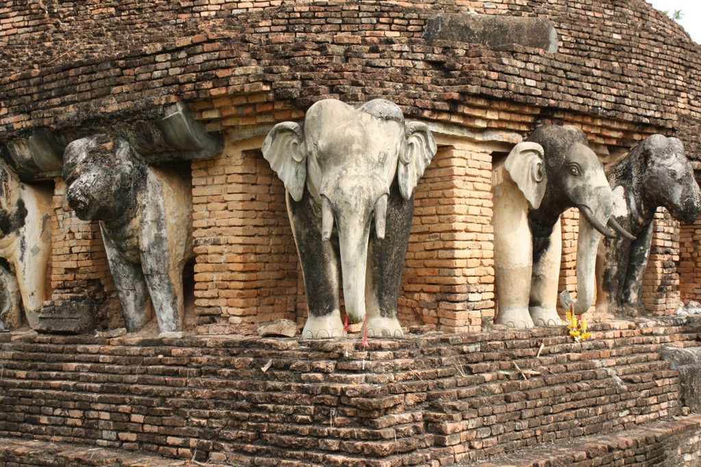 Olifantenbeelden bij een oude tempelruïne in Thailand tijdens een groepsrondreis.