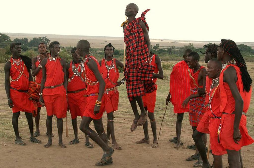 Masai-groep in traditionele kleding met springdans tijdens familiereis Kenia en Tanzania.