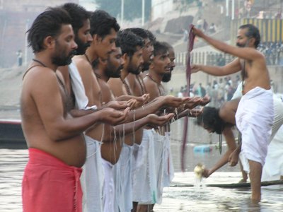 Hindoestaanse priesters voeren een ritueel uit aan de Ganges in Varanasi, tijdens de route Noord-India en Nepal.