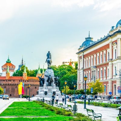 Reizen met de trein tijdens een groepsrondreis door Centraal-Europa, aankomst in Praag.