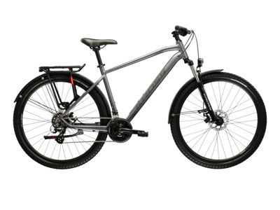 Mountainbike met spatborden en bagagedrager, klaar voor vervoer tijdens een reis.