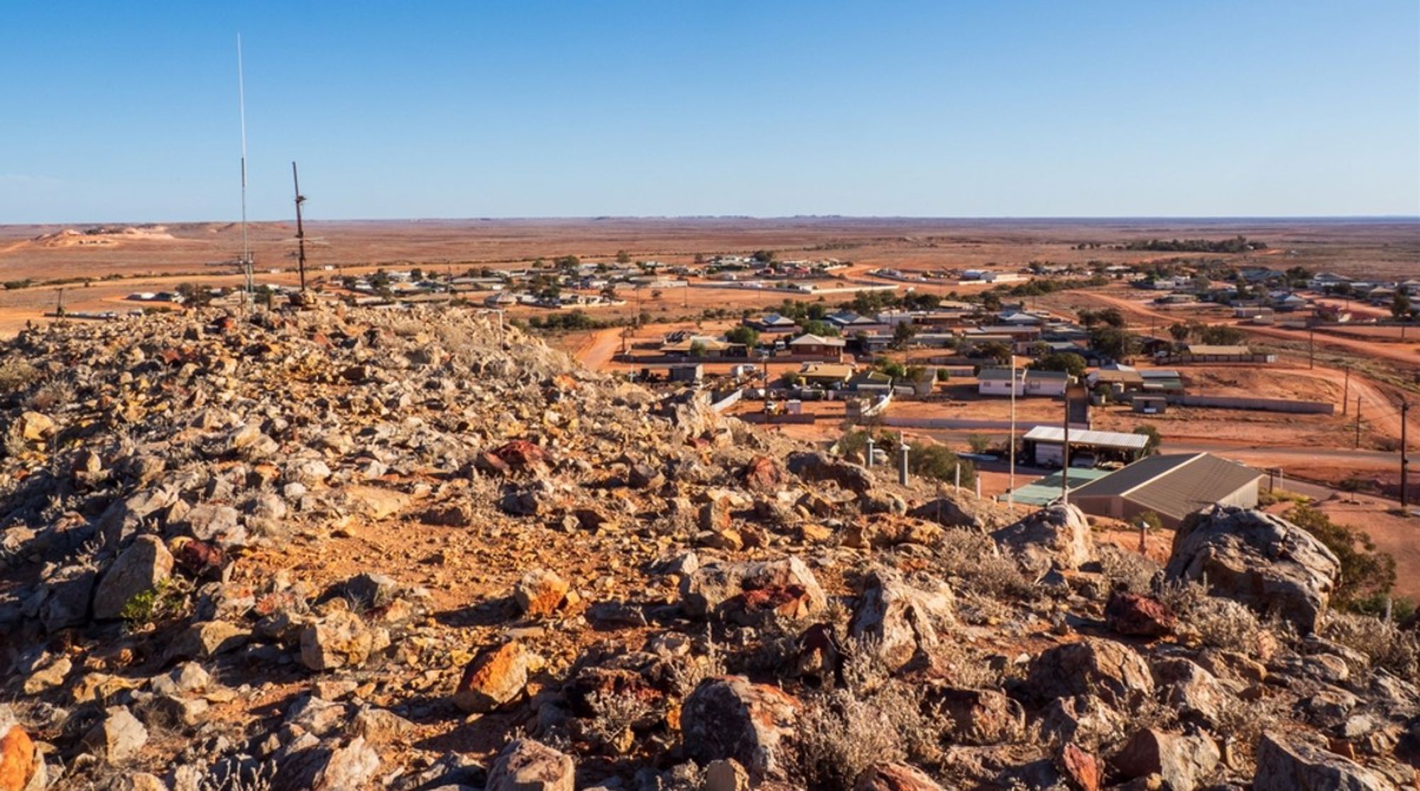 Uitzicht over het outbackdorp Coober Pedy vanaf een rotsachtige heuvel in Zuid-Australië.