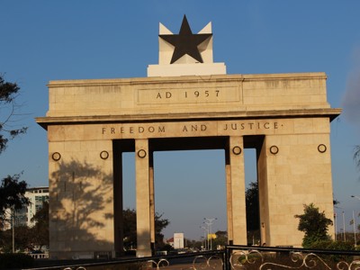 Independence Arch in Accra, Ghana, met zwarte ster en de tekst “Freedom and Justice”.