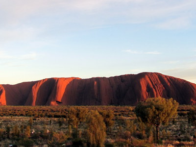 Uluru (Ayers Rock) bij zonsondergang in de Australische Outback.