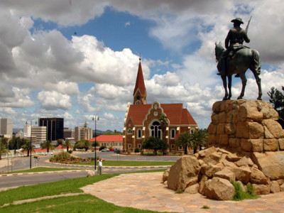 Ruiterstandbeeld in Windhoek met de Christuskirche op de achtergrond, Namibië.