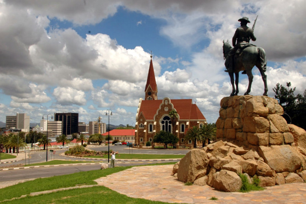 Ruiterstandbeeld in Windhoek met de Christuskirche op de achtergrond, Namibië.