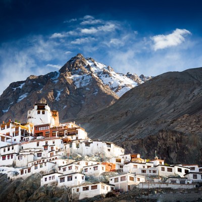 Boeddhistisch kloostercomplex in de Nubra Vallei met besneeuwde bergtoppen op de achtergrond.