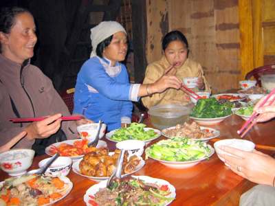 Gezamenlijke maaltijd met Vietnamese gerechten en rijst aan tafel tijdens Route Vietnam, dag 24.