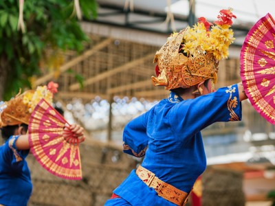Balinese dansers in traditionele kleding met waaier tijdens de Route Java en Bali.