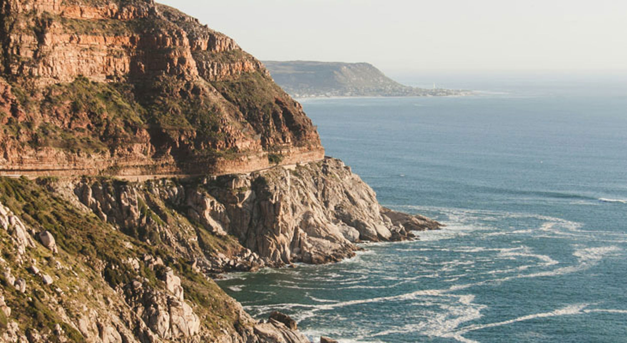 Chapman’s Peak Drive langs ruige kliffen en de Atlantische Oceaan bij Kaapstad, Zuid-Afrika.