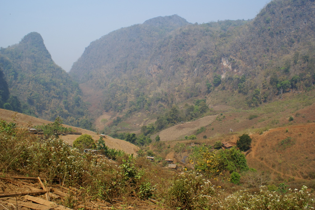 Berglandschap met groene heuvels en akkers in Noord-Thailand tijdens een groepsrondreis Thailand.