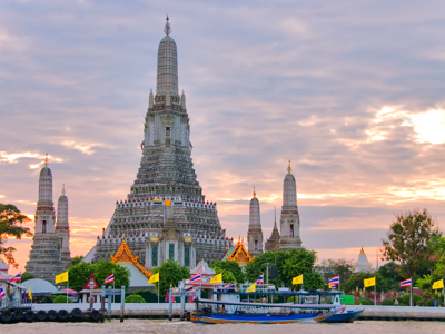 Wat Arun-tempel in Bangkok aan de Chao Phraya-rivier bij zonsondergang.
