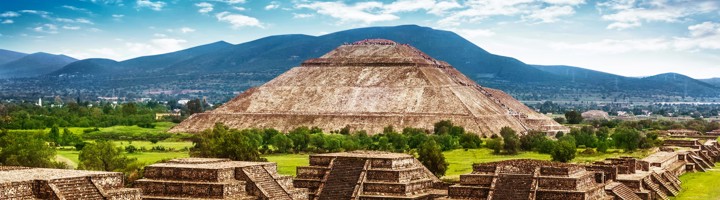 Piramide van de Zon in Teotihuacán, Mexico, met de Avenue of the Dead en tempelruïnes.