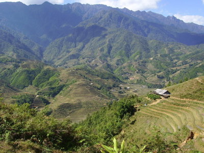 Terrasvormige rijstvelden en berglandschap in Noord-Vietnam tijdens de Route Vietnam.