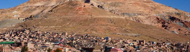 Uitzicht op Potosí met Cerro Rico-berg op de achtergrond, Bolivia.
